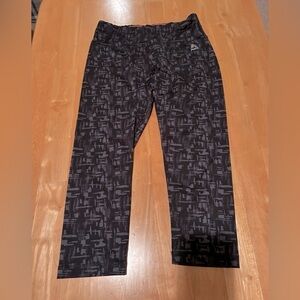 Reebok Athletic Leggings Geometric Pattern Black and Gray